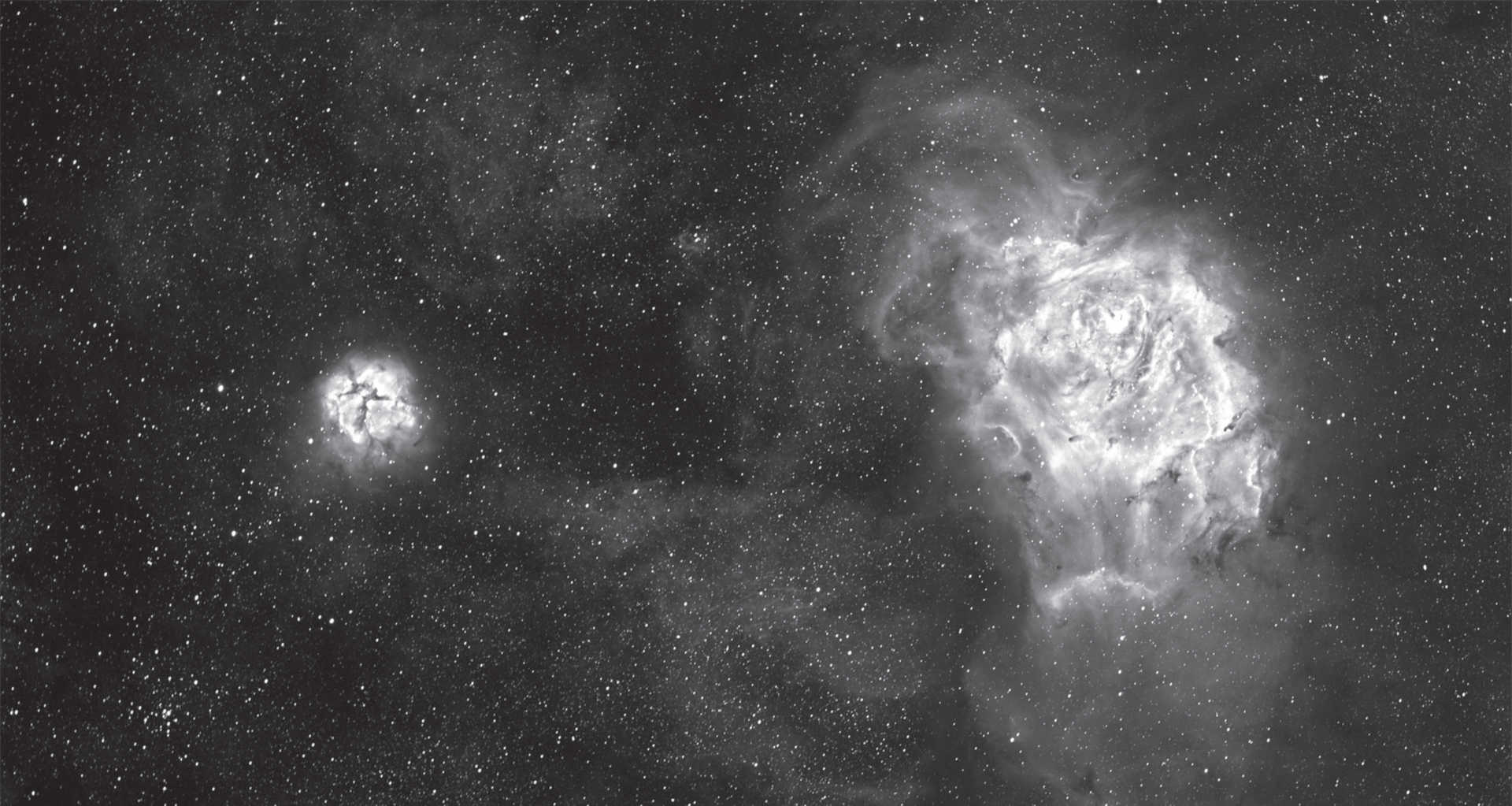 A Nebulosa da Lagoa e a Nebula Trífida (M 8 e M 20) na constelação Sagitário. Imagem constituída por seis fotografias com um tempo de exposição individual de 1 minuto, seis fotografias com um tempo de exposição individual de 15 minutos e duas fotografias com um tempo de exposição individual de 60 minutos. Câmara: SBIG STF-8300, filtro Hα com banda passante de 35 nm, telescópio: refrator de 130 mm com uma distância focal de 1000 mm. U. Dittler