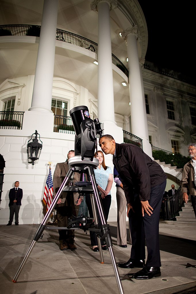 Barack Obama olha através de um telescópio celestron (PD)