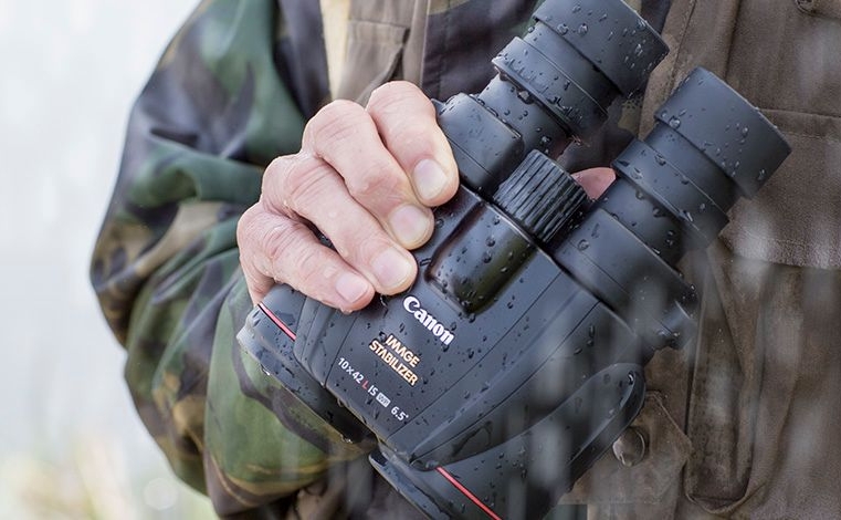 Por que razão muitos observadores de aves utilizam binóculos, para além dos Spotting Scopes. Um dos dois não é suficiente?