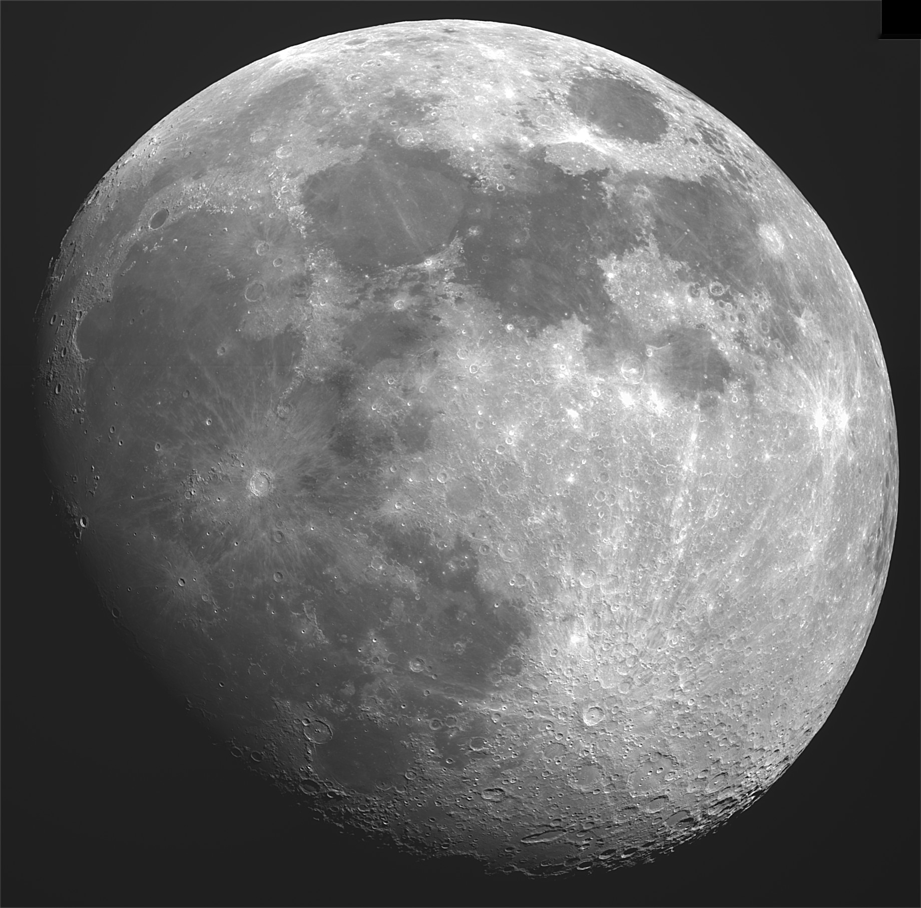 A Lua em quarto crescente com 11 dias, mosaico com quatro imagens.
Foram captadas 1000 imagens por área, foram alinhadas em AutoStakkert e foram empilhados os melhores 5 por cento.
Focagem posterior com edição de contrastes em Registax.
Fotografia: Bengt Lindqvist