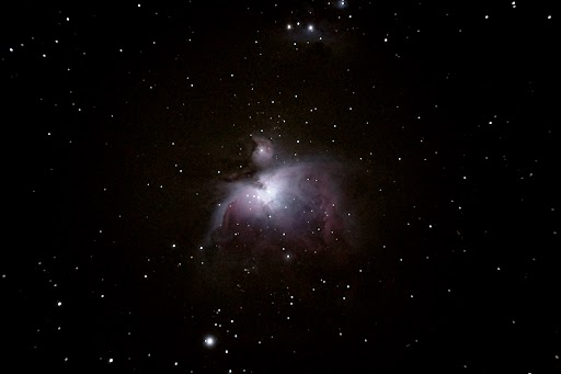 Nebulosa de Oríon M 42, registada com Omegon APO 85 mm f/6,6 e Sony Alpha. Fotografia: Marcus Schenk 