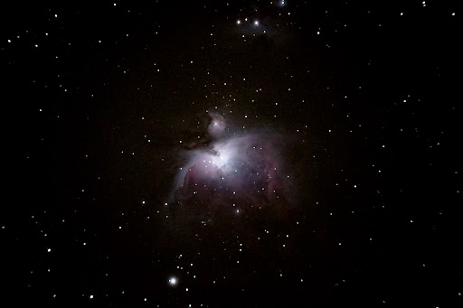 Nebulosa de Oríon M 42, registada com Omegon APO 85 mm f/6,6 e Sony Alpha. Fotografia: Marcus Schenk