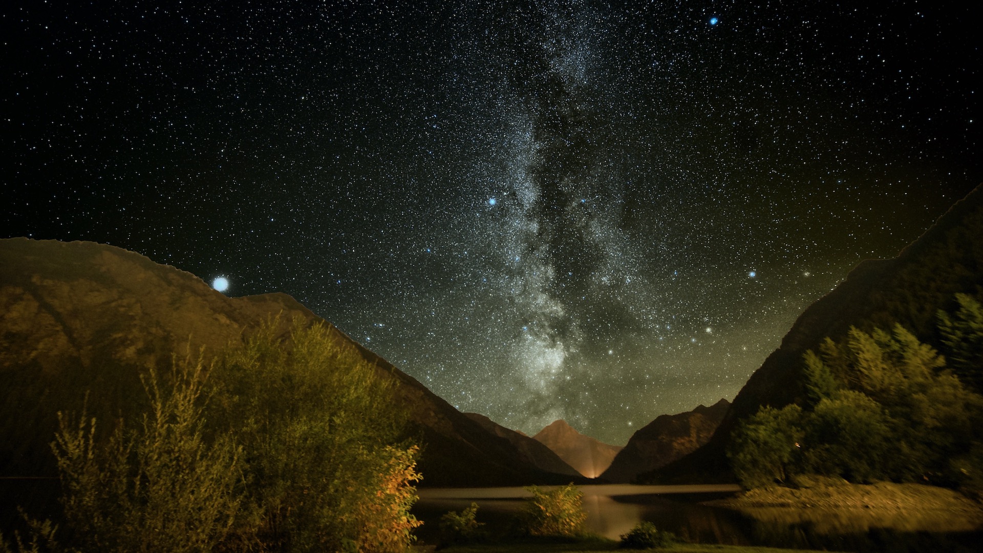 A Via Láctea na constelação Águia sobre o Plansee. Exposição 50x60 segundos com ISO 1200, à esquerda na imagem Júpiter. Fotografia: Marcus Schenk 