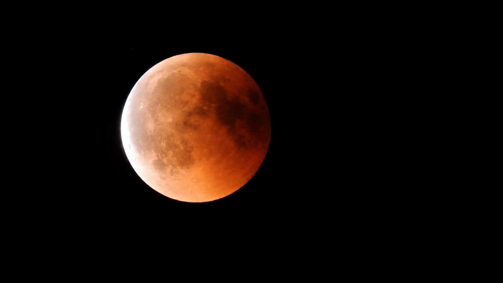 Imagem: O eclipse lunar total de 27 de julho de 2018, no momento em que a Lua saía da sombra central
