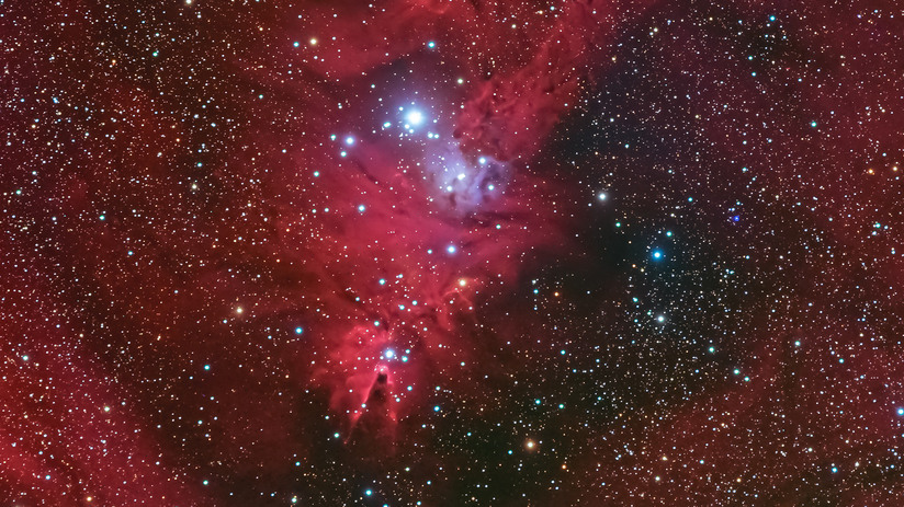 O aglomerado de árvores de Natal NGC 2264, logo abaixo do qual se encontra a Nebulosa do Cone, uma nebulosa escura, Tragoolchitr Jittasaiyapan