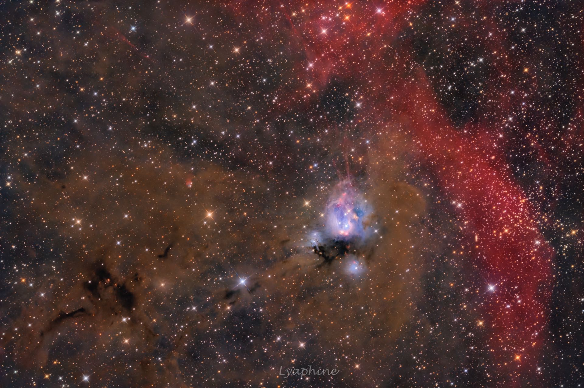 NGC 7129 e Rebpau1, fotografadas por Sophie Paulin. A Rebpau1 é a nebulosa possivelmente planetária que se vê no terço esquerdo da imagem, aproximadamente à altura da NGC 7129.