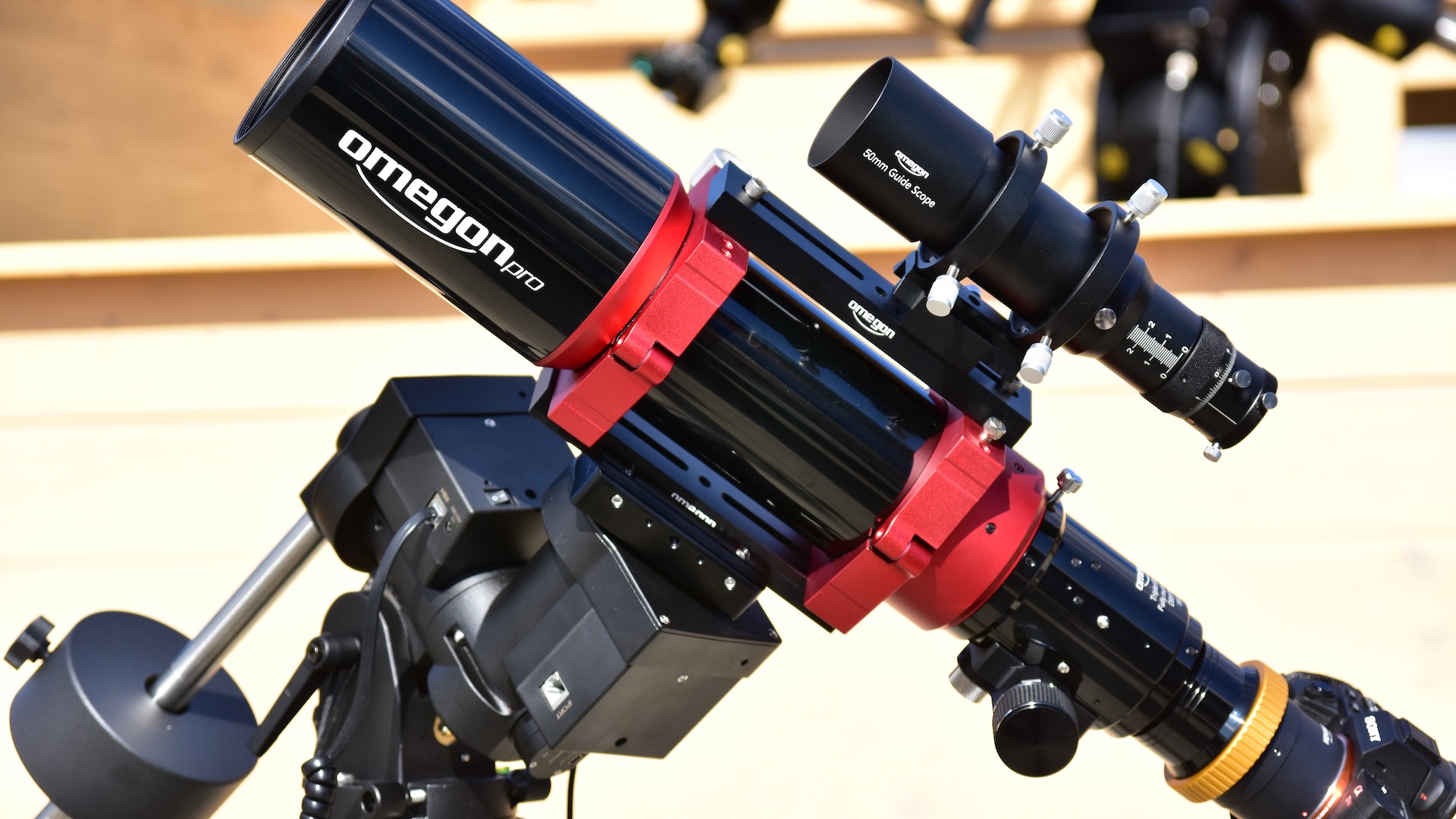 Refractor Omegon Pro 85/560 ED com montagem iOptron CEM26 LiteRoc e telescópio-guia adicionalmente montado