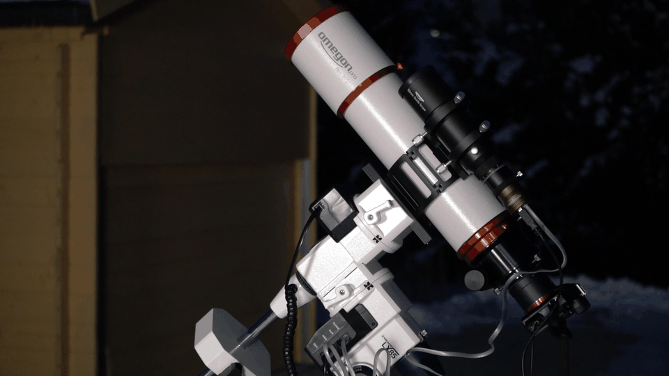 Esta é a montagem de um equipamento para fotografia do céu profundo com telescópio-guia, câmara de orientação e câmara principal