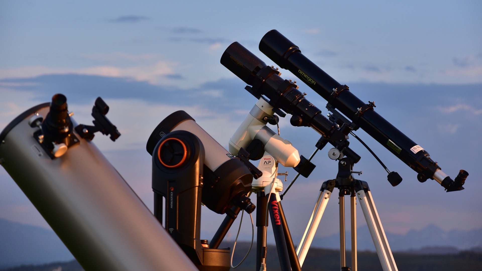 Os principiantes da astronomia ficam confusos quando chega o momento de escolher um telescópio. Os especialistas têm todo o gosto em ajudar!