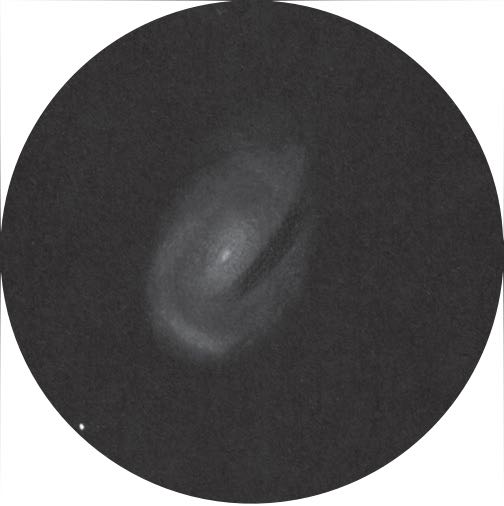 A M96, conforme surge no telescópio de 400 mm,
em condições de céu campestre. Uwe Glahn 