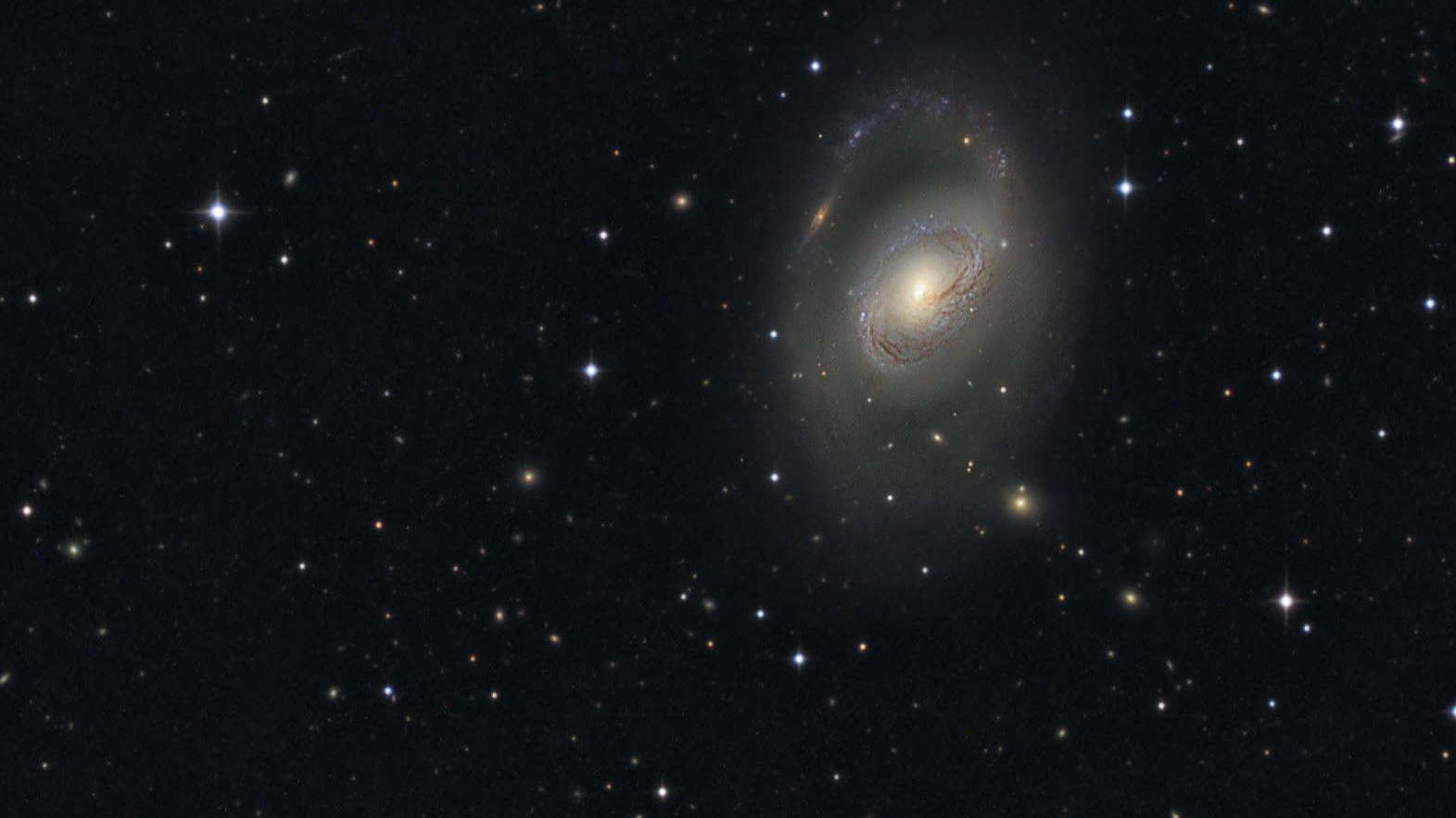 A M96 é o membro mais brilhante do grupo de galáxias com o mesmo nome. Stefan Heutz, Wolfgang Ries / Guia Johannes Schedler / CCD Guide 
