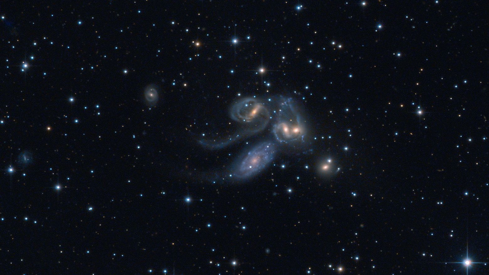 Quinteto de Stephan: NGC 7320C (em cima, à esquerda), NGC 7319, NGC 7318B e NGC 7318A e NGC 7217 (em baixo, à direita). A NGC 7320 (em baixo, à esquerda) não faz parte do grupo. Wolfgang Promper 