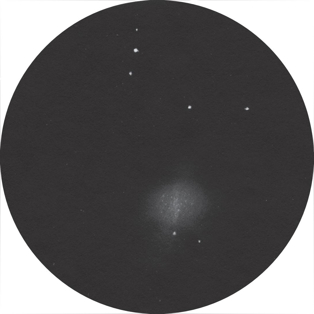 É esta a aparência do enxame globular num pequeno telescópio de 70 mm, a 56×. R. Stoyan 
