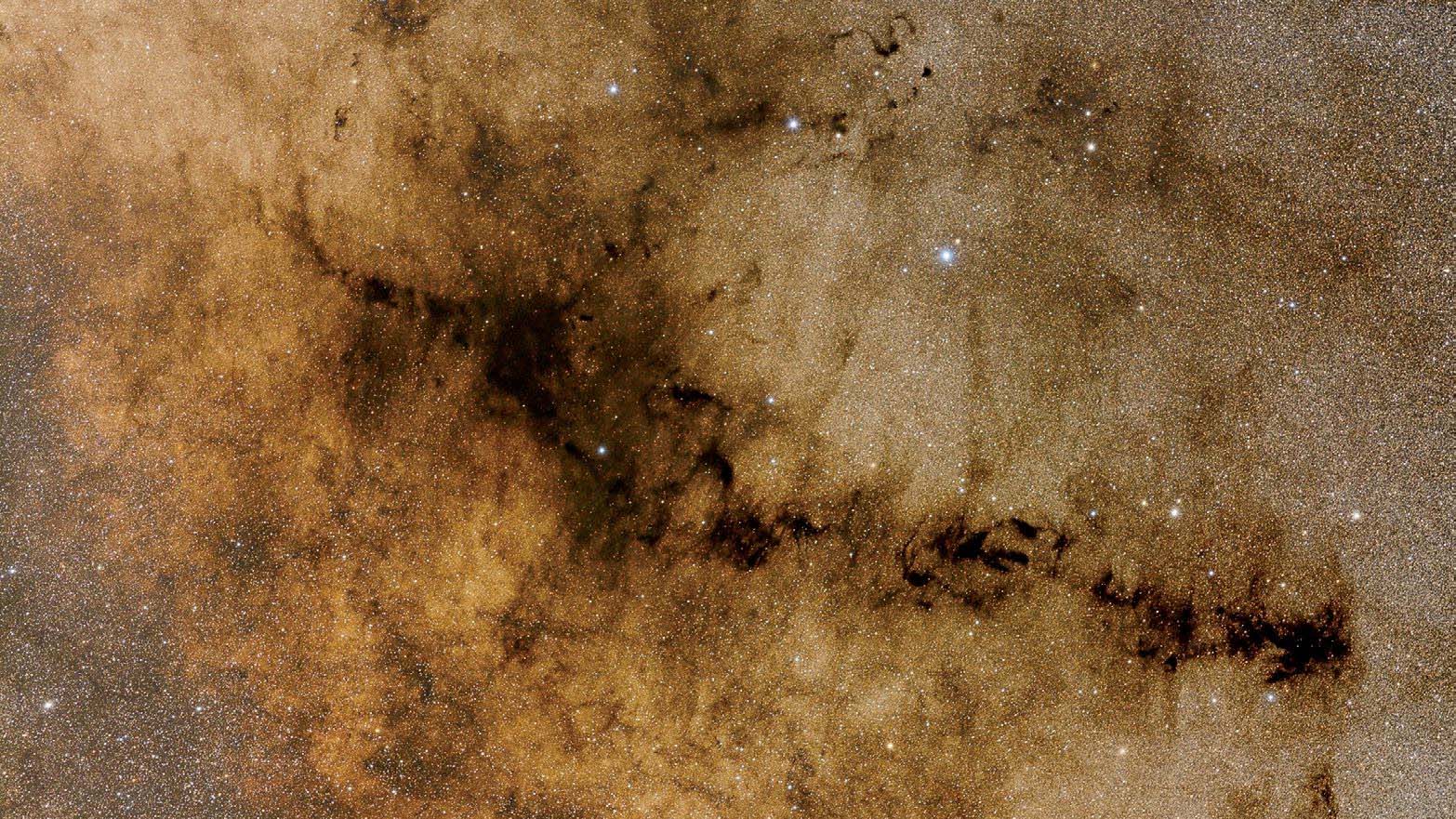 A Nebulosa do Cachimbo na constelação Serpentário é um complexo de várias nuvens escuras. CEDIC Team e Bernhard Hubl / CCD Guide 