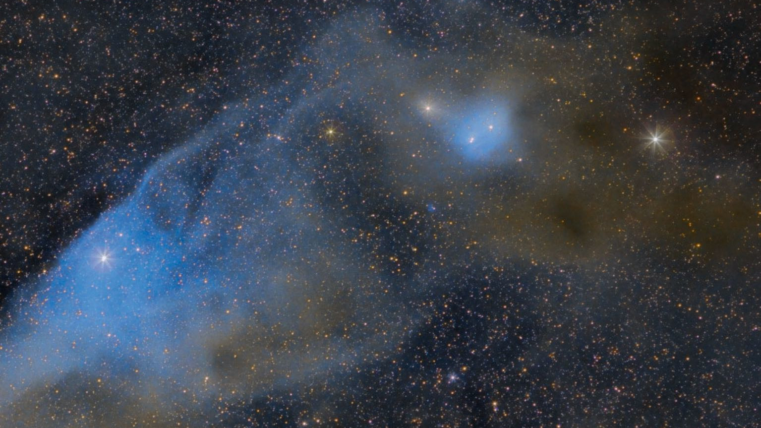 A “Blue Horsehead Nebula” IC 4592 em Escorpião (a norte, está abaixo). ν Scorpii está localizado na ponte do nariz da cabeça e confere a coloração azulada. A nebulosa IC 4601, também azulada, pode ser vista por baixo das "orelhas". Scott Rosen