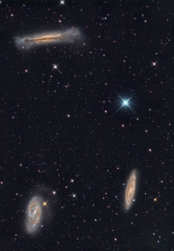 O Tripleto de Leão: M66 à esquerda em baixo,
M65 à direita, NGC 3682 em cima. Contudo, a visão não é assim
tão brilhante para o observador urbano. Sven Junge 