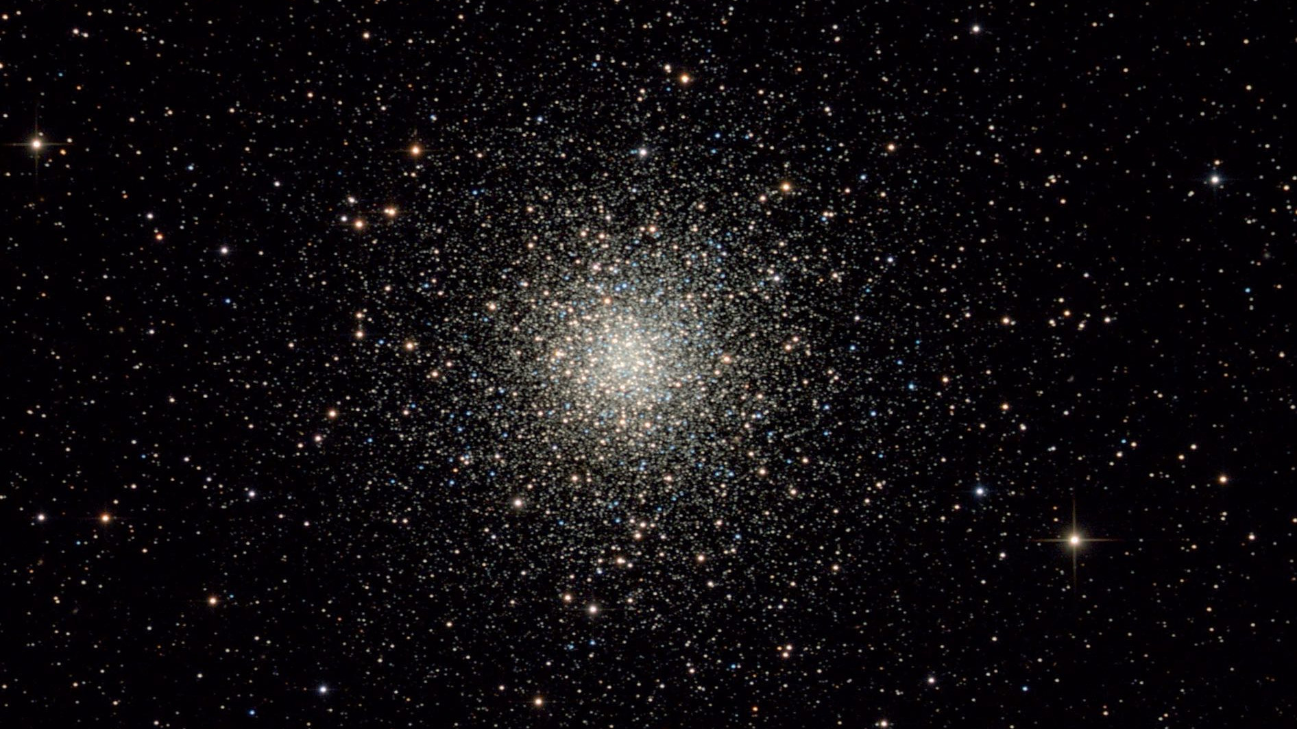 O enxame globular M 10 na constelação Serpentário. Bernhard Hubl / CCD Guide 