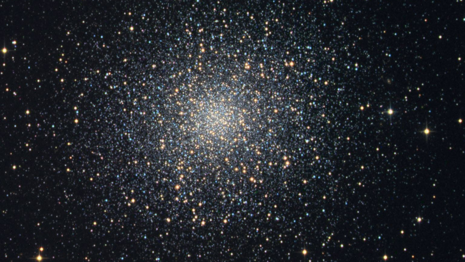  O enxame globular M 13 é também um objeto recompensador para os observadores urbanos. Michael Breite, Stefan Heutz e Wolfgang Ries / CCD Guide 