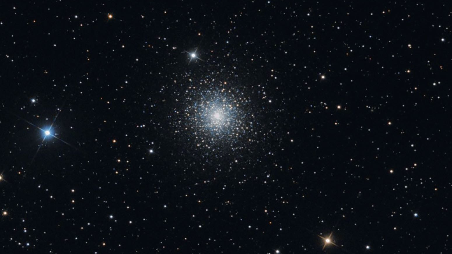 O enxame globular M 15