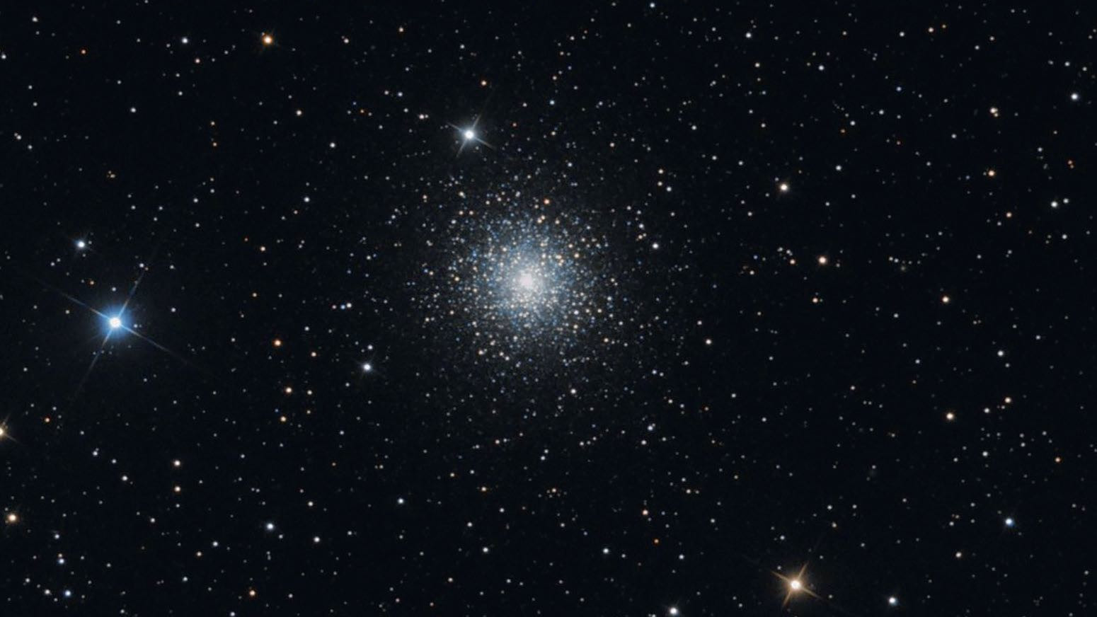 O enxame globular M 15 provou ser um verdadeiro objeto urbano — também devido à sua interessante área circundante. Markus Blauensteiner / CCD Guide 