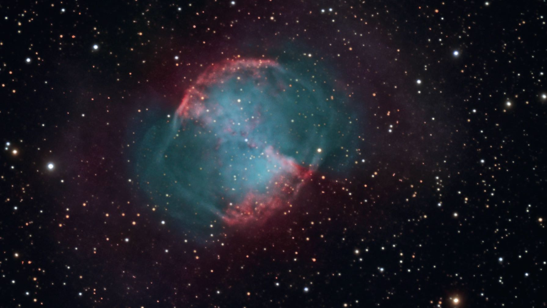 A nebulosa planetária M 27 também pode ser um objeto recompensador para os observadores urbanos. Se usar um filtro, pode mesmo observar o efeito de haltere. Sebastian Voltmer / CCD Guide 