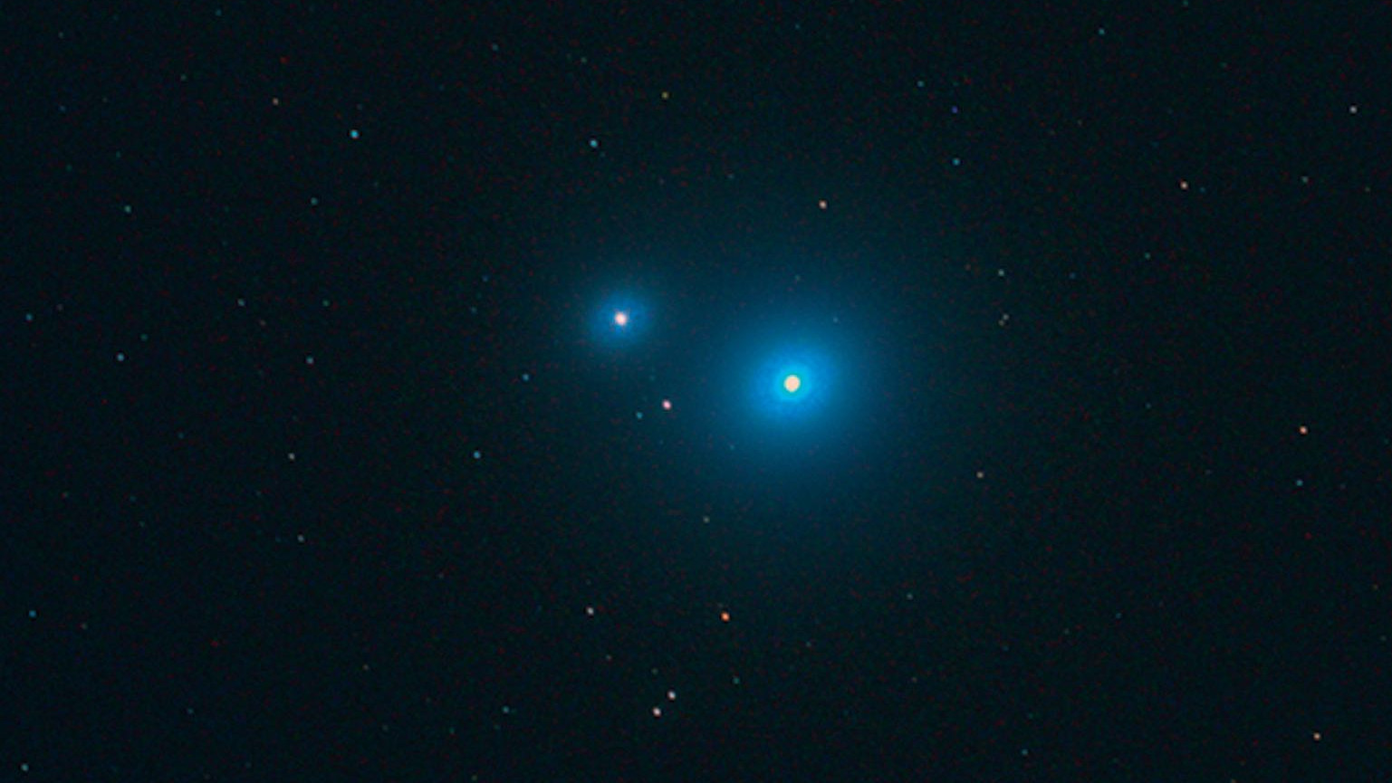Quem ainda conseguir distinguir a estrela Alcor (esquerda), tem uma boa visão. A própria Mizar é um sistema de duas estrelas binárias. Rolf Löhr