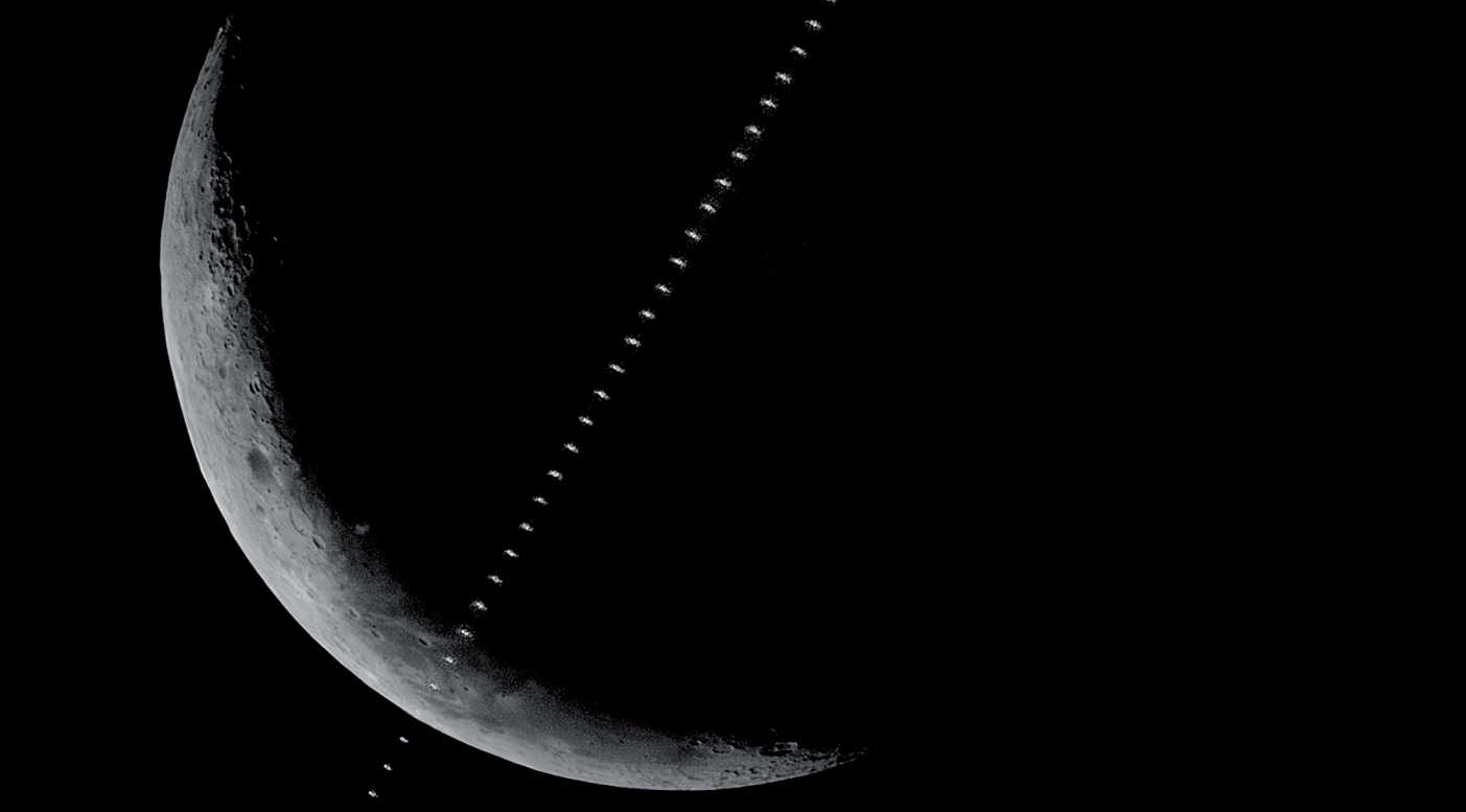Pelo meio-dia de 20.6.2017, sobre a Floresta Negra, foi possível fotografar o trânsito da Estação Espacial Internacional ISS pela Lua em quarto minguante: o trânsito ocorreu às 13:56:09 CEST, quando a Lua se encontrava a 36 graus acima do horizonte a sudoeste. A distância da brilhante ISS (1,m9) em relação ao local de observação era de 662,8km, pelo que o trânsito teve uma duração de 1,3 s e a estação espacial foi vista em tamanho pequeno. As condições de observação eram bastante desfavoráveis: a elevada humidade do ar era evidente na nebulosidade emergente e o vento tempestuoso dificultou ainda mais a observação. A imagem é uma montagem de 51 imagens através do Photoshop. U. Dittler