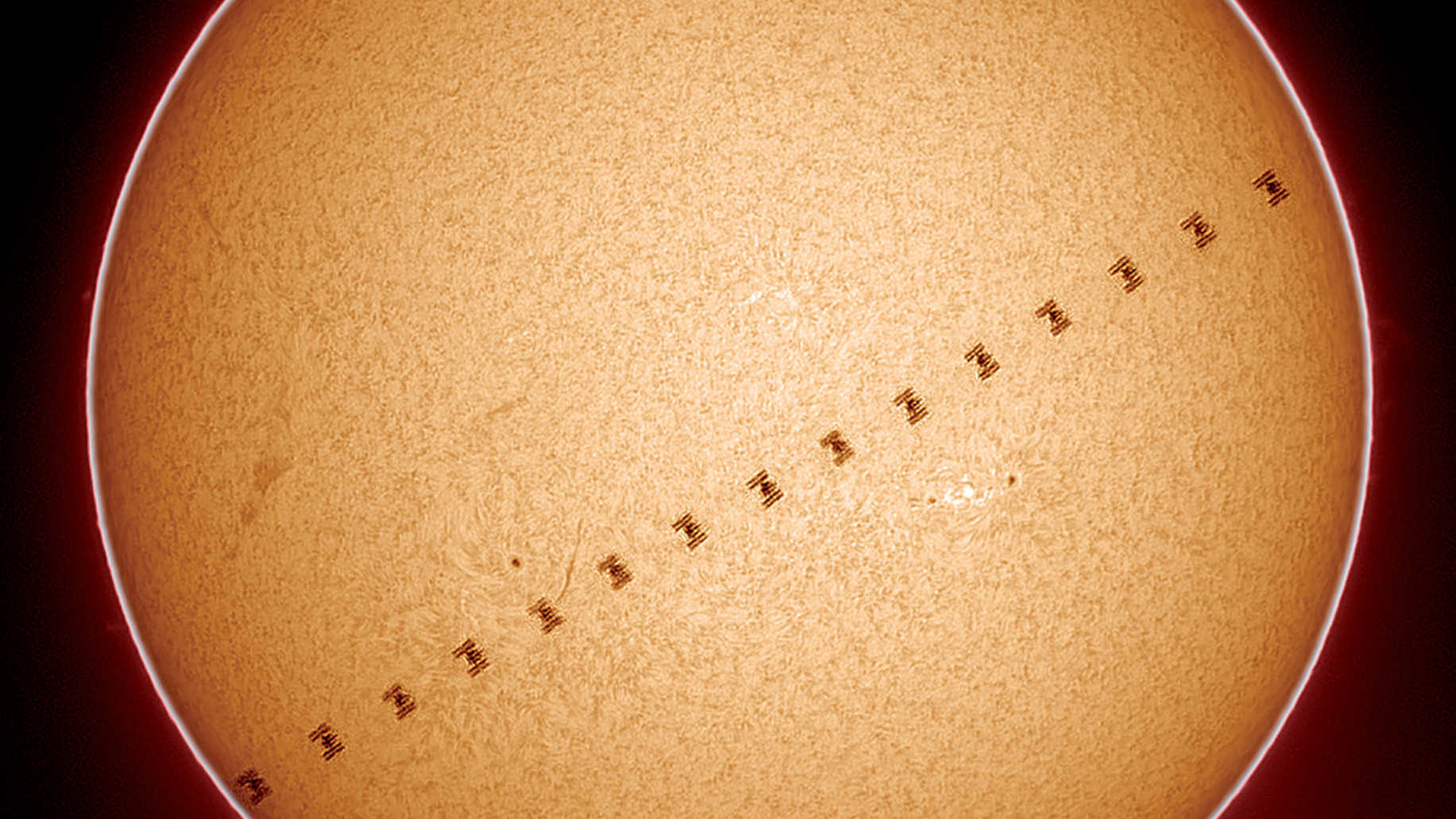 O trânsito aqui documentado em luz Hα da Estação Espacial Internacional ISS ocorreu a 17.6.2017, às 18:57:03, quando o Sol se encontrava a uma altura de 64,7 graus no céu austral. A distância da ISS em relação ao local de observação era de 451,6 quilómetros, pelo que o trânsito teve uma duração de apenas 0,6 s e a estação espacial foi vista em tamanho grande. A imagem foi captada por um Coronado Solarmax60; restante equipamento como representado na Fig. 3. A vista é uma montagem de 16 imagens. U. Dittler