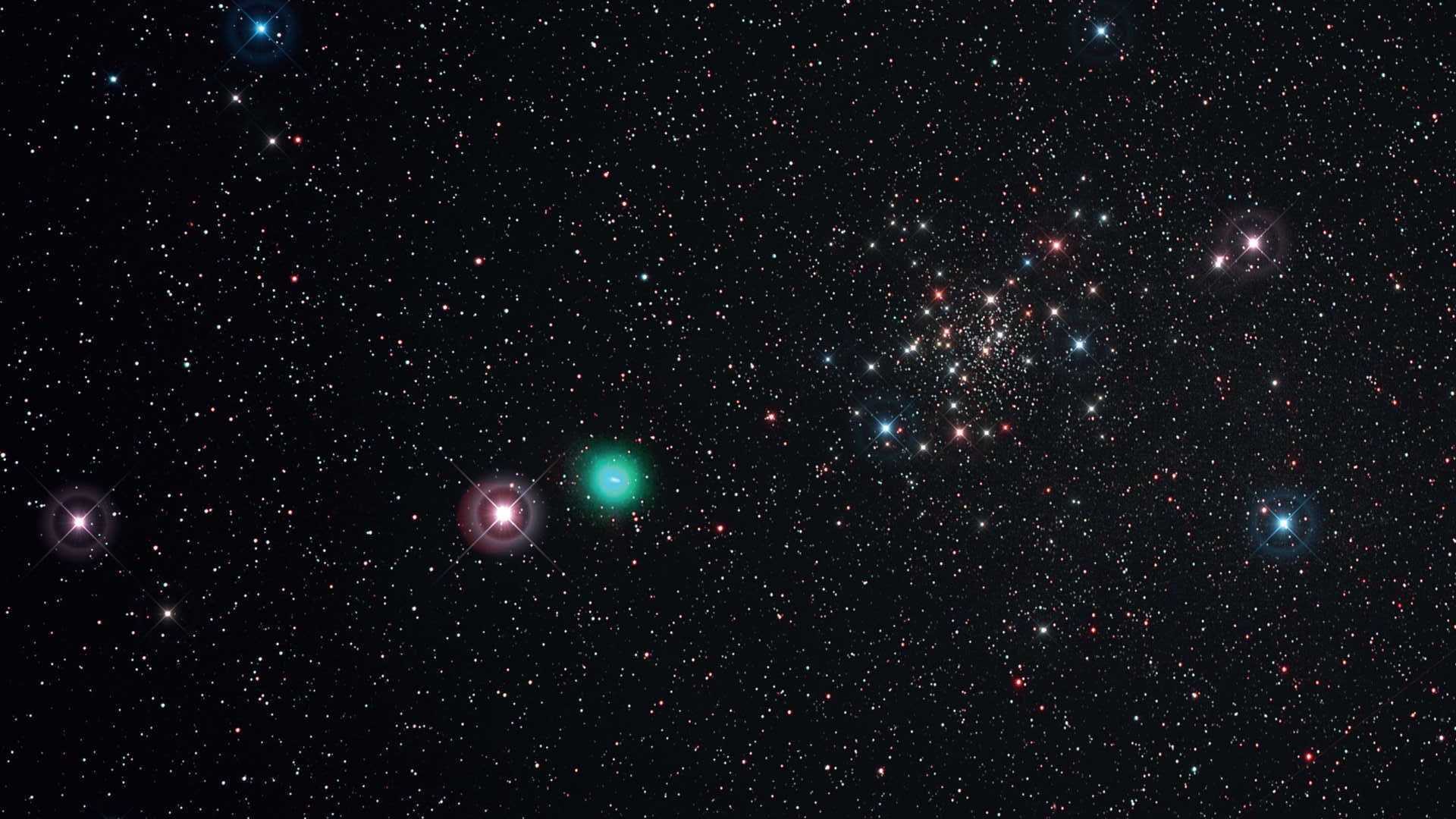 A noite clara de 21.5.2015 permitiu fotografar o cometa C/2014 Q2 (Lovejoy) ao passar pela borda do aglomerado estelar NGC188. Esta fotografia foi tirada com uma lente teleobjetiva/monóculo Kowa (distância focal: 350 mm, F/4) numa Canon D6 (modificada para Hα) com filtro UHC-S. Imagem constituída por seis fotografias com um tempo de exposição individual de 450 segundos (ISO 800; tempo de exposição total: 45 minutos). Editadas no DeepSkyStacker e Photoshop; foram adicionados “Spikes” apenas por uma questão estética. U. Dittler
