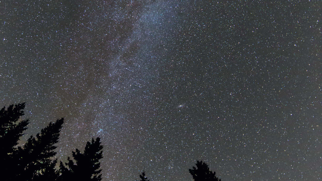 Fotografia da Via Láctea de Verão sobre a Floresta Negra. A imagem foi captada por uma DSLR full-frame do tipo Canon 6D, com uma objetiva de 14 mm e diafragma de 2,8, ISO 6400 e um tempo de exposição de 20 s. U. Dittler