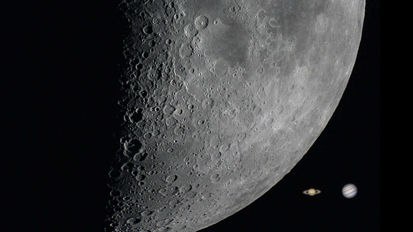 As proporções entre a Lua e os planetas: aqui podemos ver a Lua semi-iluminada, que atinge um diâmetro de cerca de 0,5° no céu. Ao lado, Júpiter, o maior planeta do sistema solar, que tem uma dimensão média entre 30" e 45", bem como o planeta anelado Saturno. U. Dittler