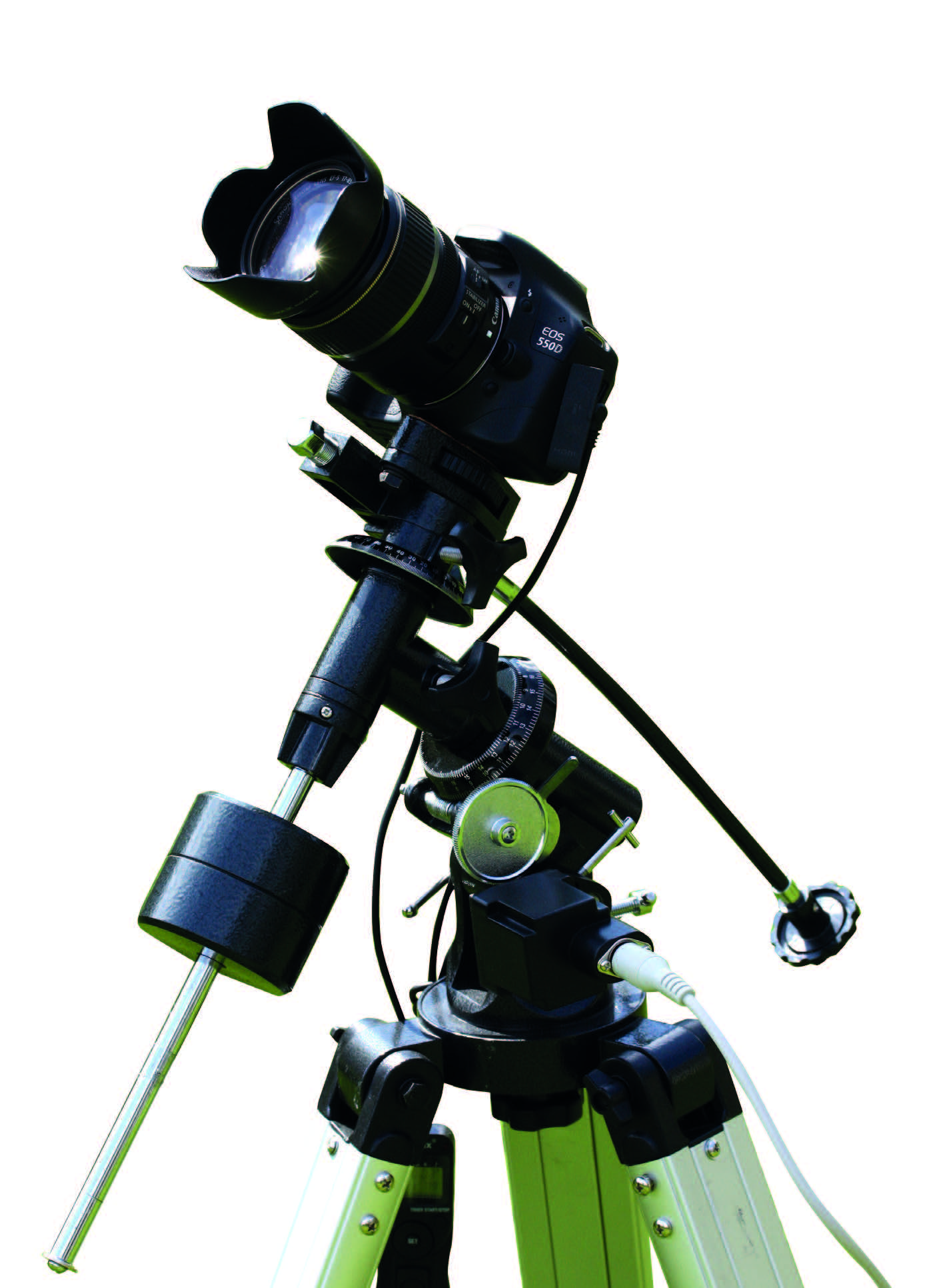 Uma montagem equatorial de baixo custo do tipo EQ-2, que sustenta uma DSLR com uma teleobjetiva leve. Claramente visível é o contrapeso no eixo que compensa o peso da câmara. Enquanto o alinhamento da câmara pode ocorrer no eixo com o veio flexível (à direita na imagem), o segundo eixo é acionado por um motor para compensar a rotação do céu. Esta combinação é indicada para captar campos estrelares.