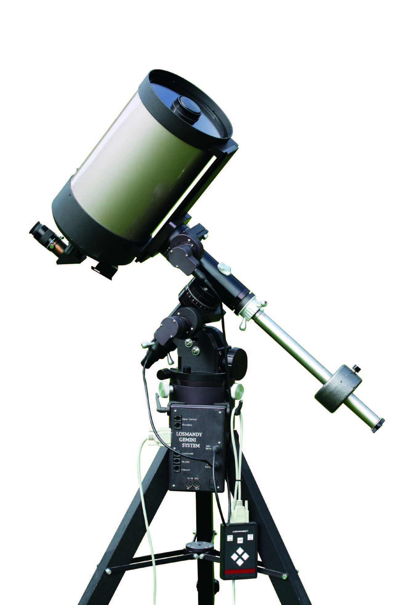 Para a observação da Lua e dos planetas é utilizado aqui um telescópio Schmidt-Cassegrain numa montagem alemã do tipo Losmandy GM-8. A montagem é significativamente mais robusta e, por conseguinte, mais resistente do que a montagem leve exibida na Fig. 2. Ambos os eixos desta montagem são acionados por um motor. A montagem dispõe ainda de uma funcionalidade GoTo que permite efetuar uma aproximação computadorizada aos inúmeros objetos celestes. 