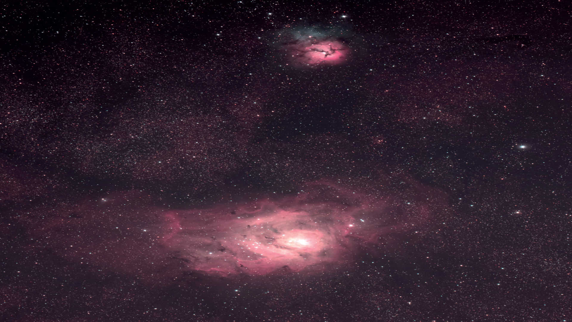 A Nebulosa da Lagoa (Messier 8) com a Nebula Trífida (Messier 20). A fotografia foi tirada com um astrógrafo numa montagem equatorial. A imagem é constituída por oito fotografias com um tempo de exposição individual de 450 segundos. 