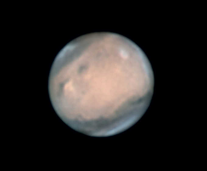 Imagem do planeta Marte, tirada a 20.5.2016 com um telescópio newtoniano de 10 polegadas, Barlow e ZWO ADC com f=4800 mm. Captada com uma câmara ASI120M com filtros RGB. Imagem de conjunto constituída por 5000 imagens de um total de 11 000. Volker Heinz 