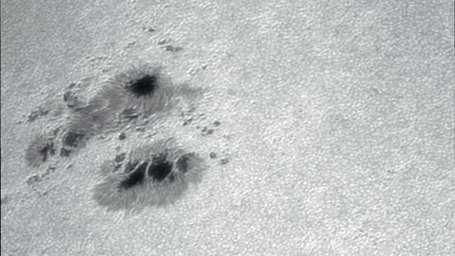 Manchas solares em luz branca. A imagem mostra claramente as diferentes estruturas de cada mancha. Tirada com uma câmara CCD não refrigerada num telescópio com uma abertura de 130 mm, distância focal reduzida para 3250 mm com um “reducer”. Para esta imagem foram utilizadas 500 imagens retiradas de uma sequência de 2500 fotografias. U. Dittler