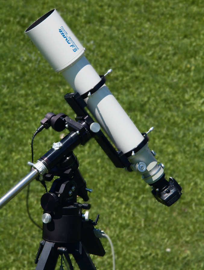 Os clássicos telescópios astronómicos refratores são próprios para a astrofotografia. O alinhamento com o objeto astronómico e a respetiva imagem no chip pode ser facilmente controlado com a função de tempo real.