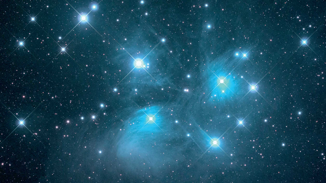 Imagens de estrelas muito finas são o objetivo da astrofotografia. Para captar as Plêiades (Messier 45) foi utilizado um refrator com uma distância focal de 530 mm (f/5) em conjunto com uma DSLR full-frame. São 12 imagens, cada uma com um tempo de exposição de 300 segundos (com ISO 1600), perfazendo um tempo de exposição total de 60 minutos. 