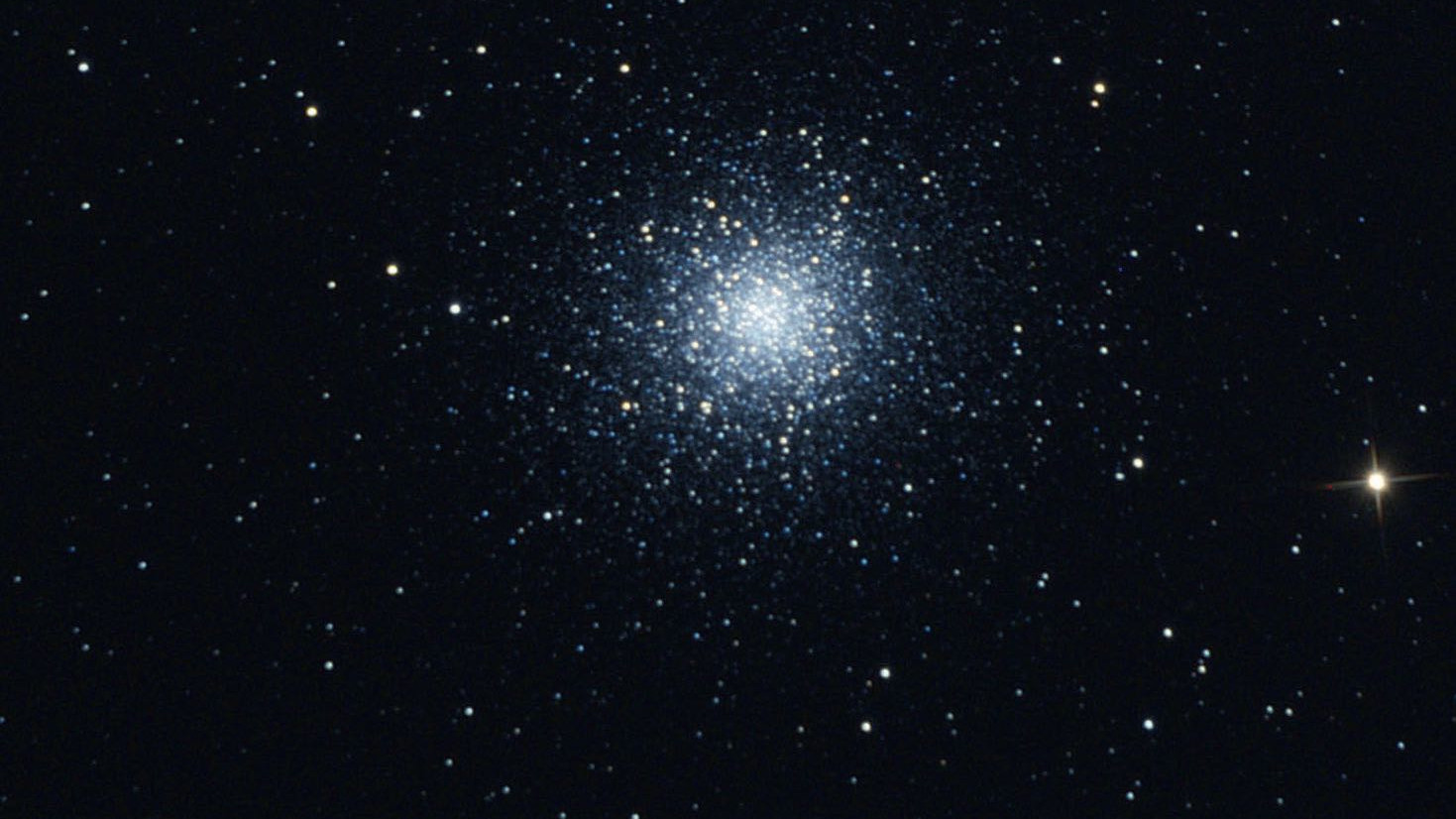 M13 ainda não pode ser observada em binóculos, mas já pode ser identificada como enxame globular. Marcus Degenkolbe