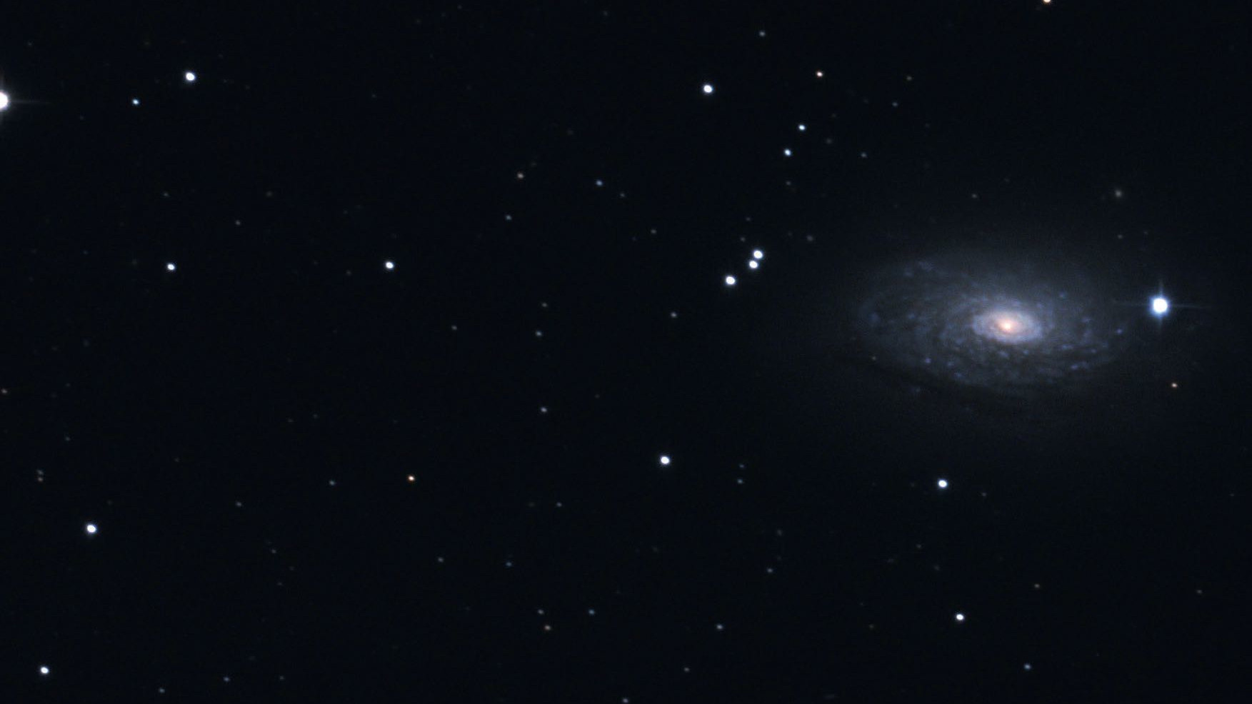 Um par de binóculos quase capta uma estrela binária: as fotografias revelam a natureza galáctica de M 63. Marcus Degenkolbe 
Marcus Degenkolbe
