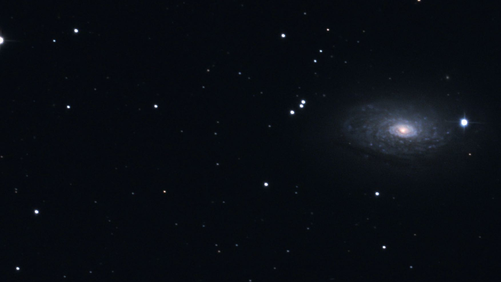 Um par de binóculos quase capta uma estrela binária: as fotografias revelam a natureza galáctica de M 63. Marcus Degenkolbe 
Marcus Degenkolbe