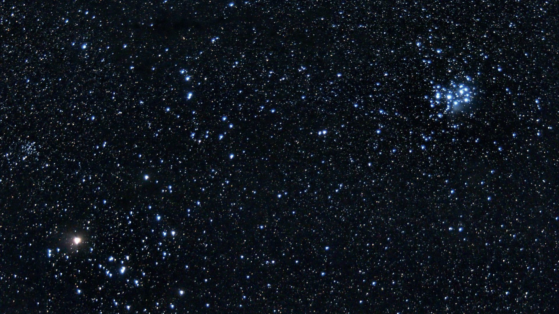 Além das Plêiades (à direita) e das Híades com Aldebarã (a estrela brilhante à esquerda, na imagem), podem ser encontrados muitos outros aglomerados estelares em Touro, tais como o NGC 1647 (à esquerda, acima de Aldebarã). Marcus Degenkolbe 