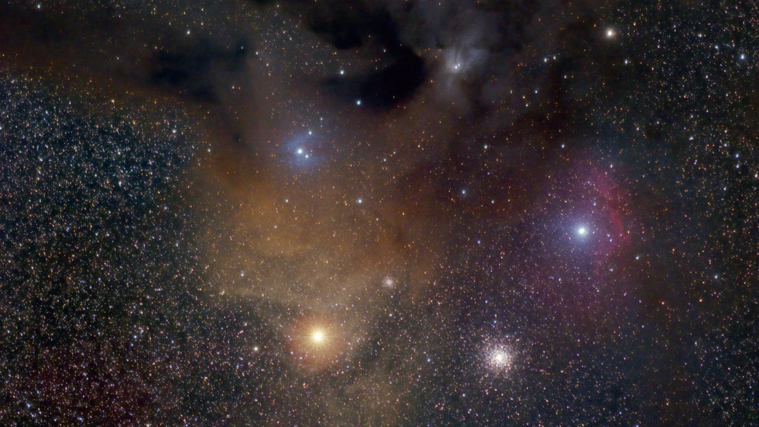 A colorida nebulosa Rho Ophiuchi e os seus arredores: Antares é a estrela laranja brilhante abaixo da nebulosa, com o enxame globular M 4 à sua direita. Jim Thommes 