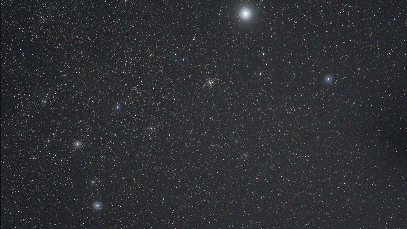 Na constelação Cão Maior, existem aglomerados estelares abertos, de diferentes catálogos, que podem ser observados com binóculos. Rolf Löhr / CCD Guide 