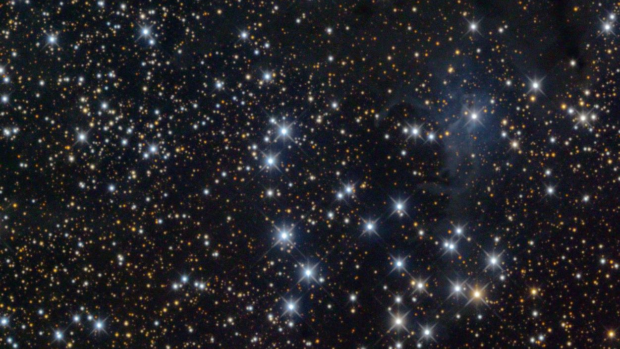 O aglomerado estelar designado “Sailboat Cluster” NGC 225 — captado com um telescópio Intes MK-69 de 6” a uma distância focal de 900 mm. Günter Kerschhuber 

Brennweite. Günter Kerschhuber