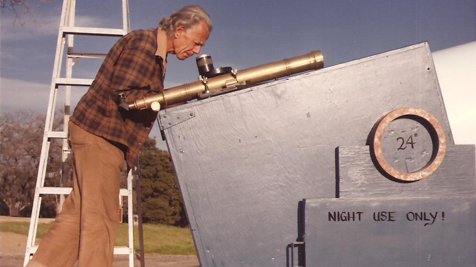 John Dobson com um telescópio de 24 polegadas/Fotografia: Sidewalk Astronomers