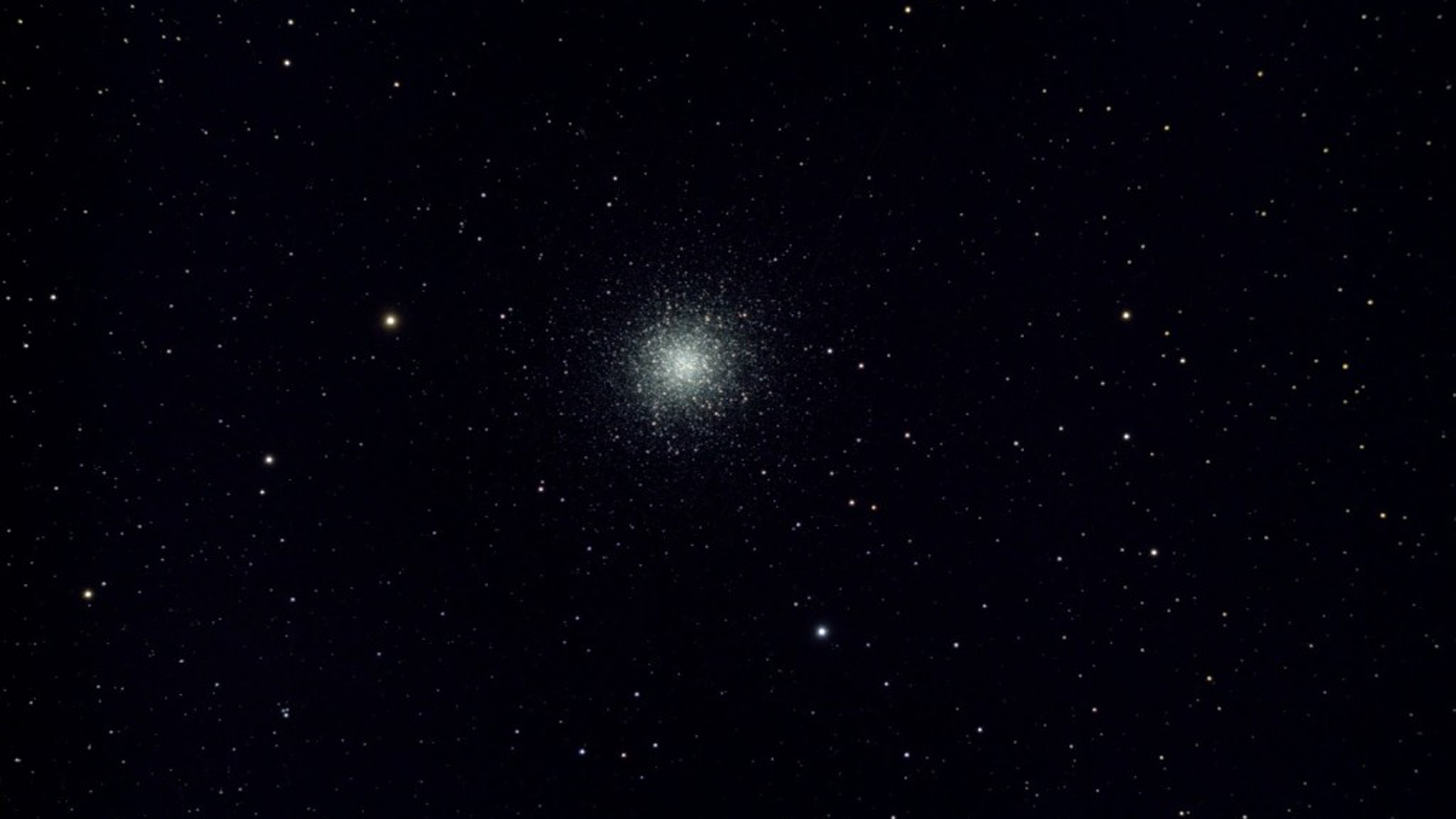 Enxame globular M13 fotografado com um Skywatcher AP 120/900 EvoStar ED DS-Pro e uma Canon EOS 700Da, autor da fotografia: Stefan Taube. 