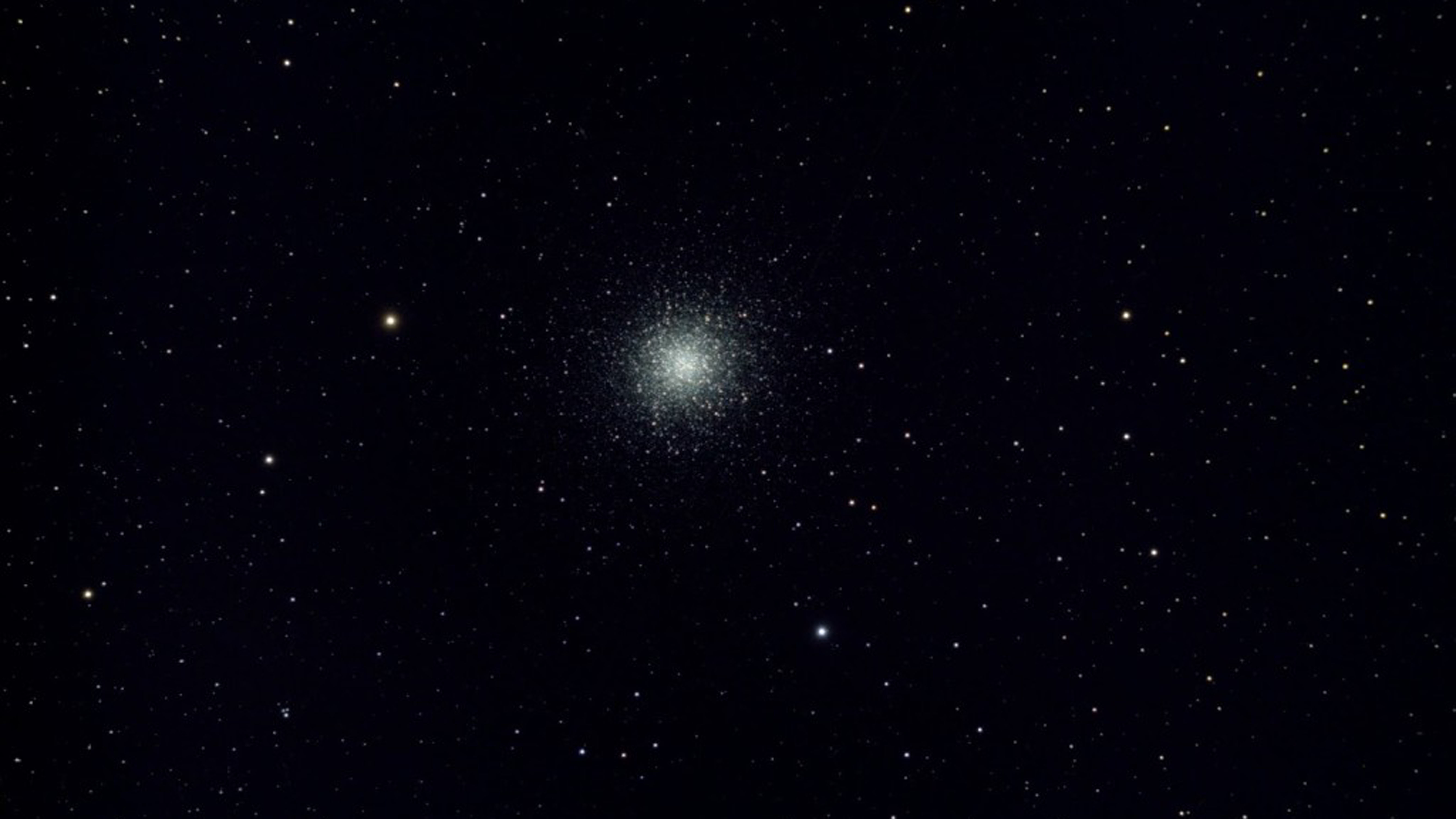 Enxame globular M13 fotografado com um Skywatcher AP 120/900 EvoStar ED DS-Pro e uma Canon EOS 700Da, autor da fotografia: Stefan Taube.