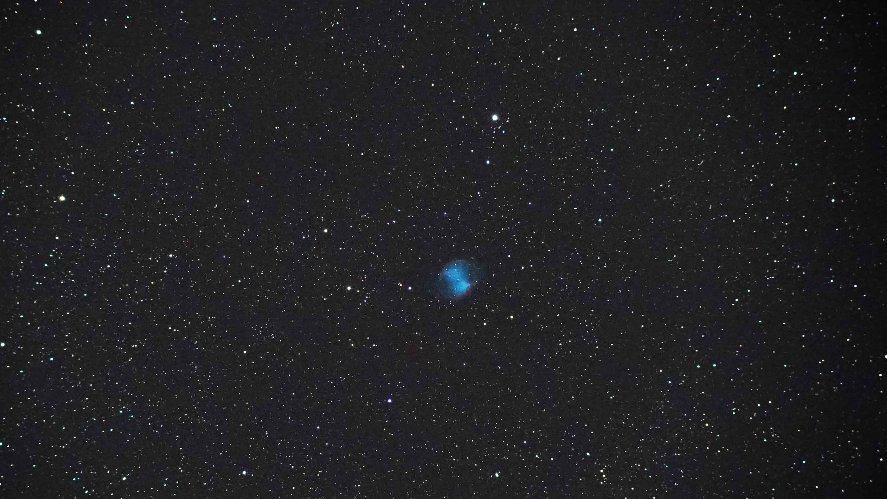 A Nebulosa do Haltere M 27, na constelação Raposa, fotografia: Marcus Schenk 