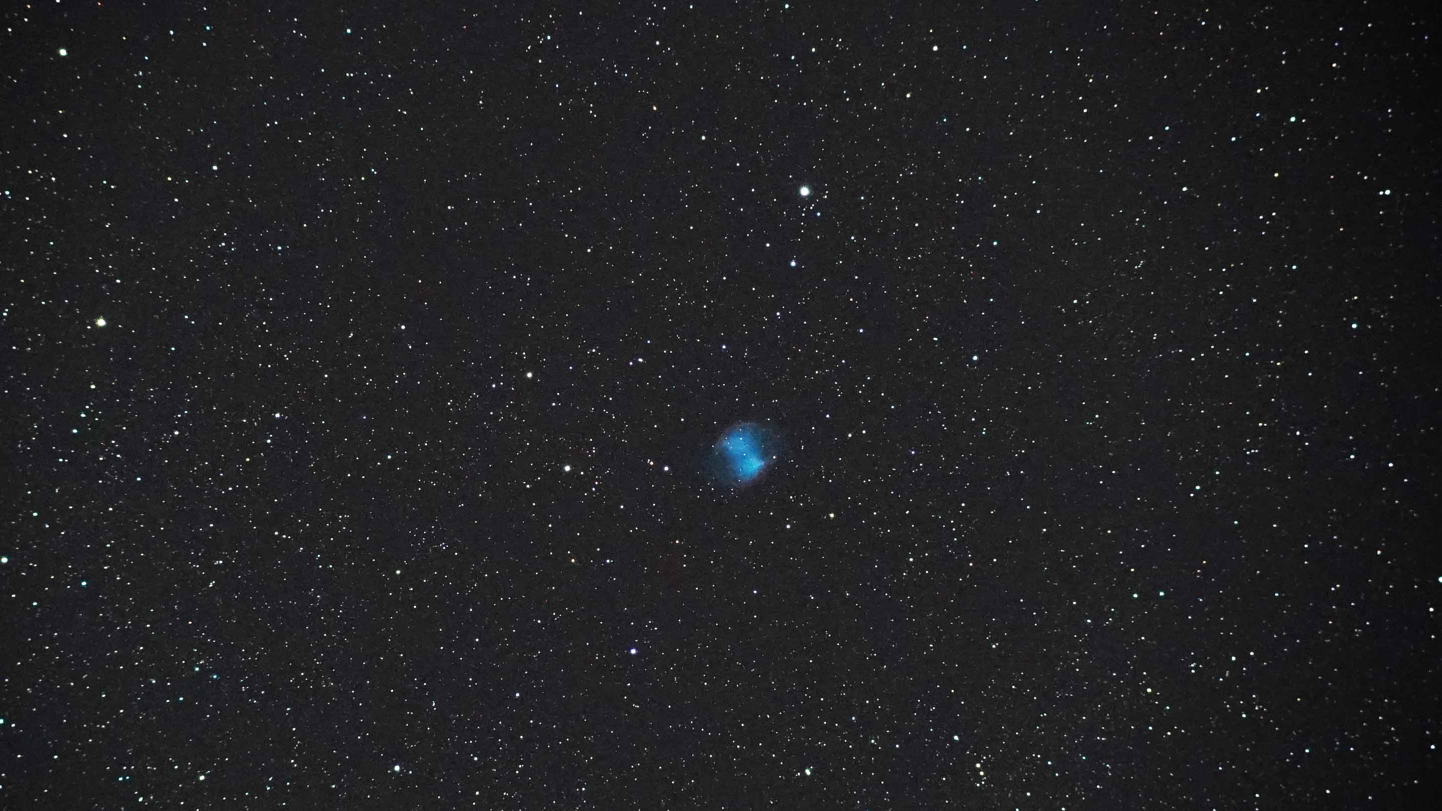 A Nebulosa do Haltere M 27, na constelação Raposa, fotografia: Marcus Schenk